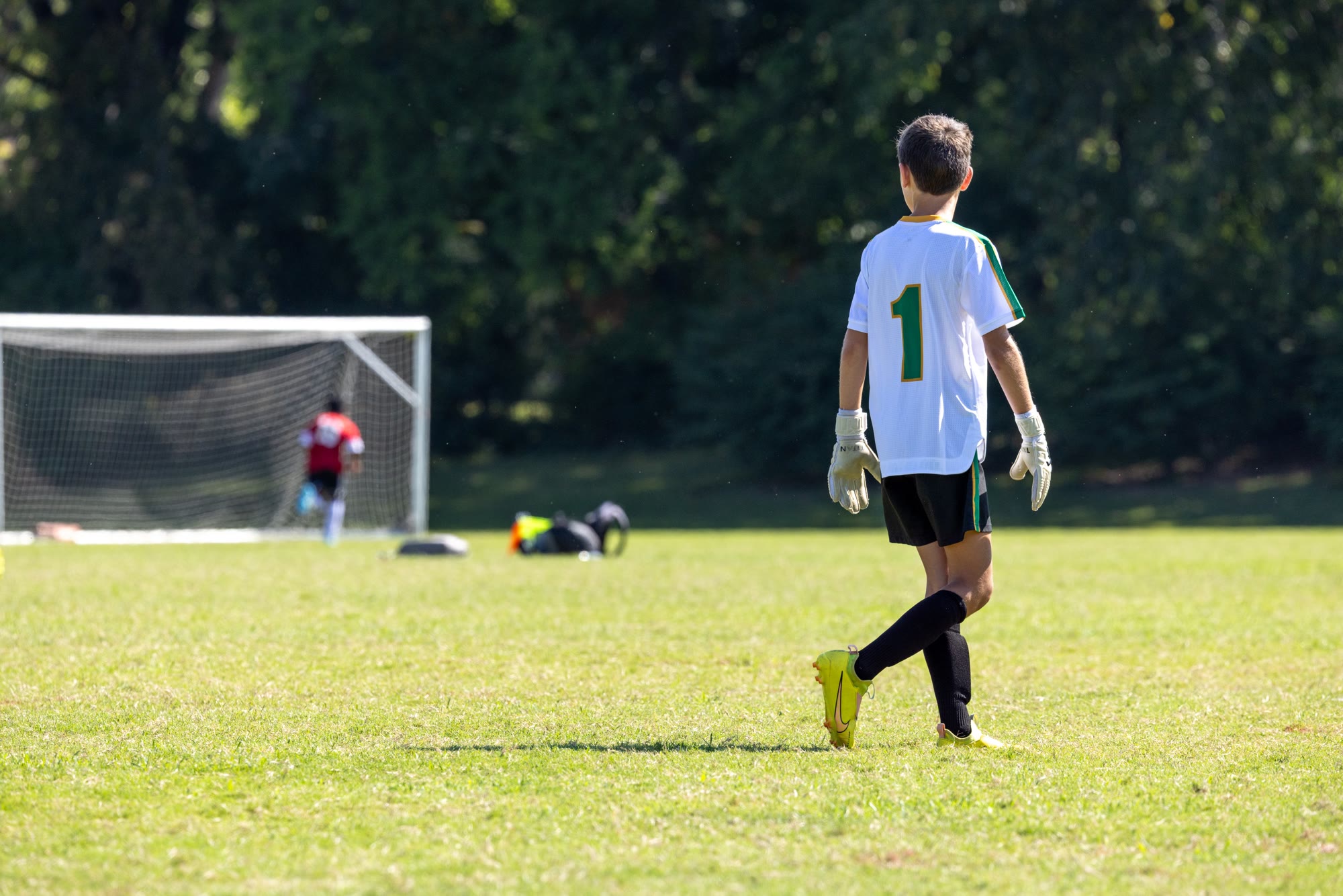 A Rayo 615 goalkeeper walking toward the goal